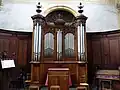 L'orgue à tuyaux, avec à droite l'harmonium.