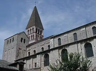 Tournus, église Saint-Philibert. Façade méridionale du vaisseau (seconde moitié du Xe&nbsp;siècle) et clocher occidental (vers 1020-1030) datant du premier art roman méditerranéen.