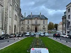 Depuis la place Monseigneur-des-Hameaux.