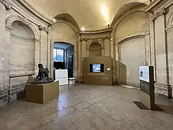Photographie du groupe statuaire Les Enfants dénicheurs mordus par des serpents exposé dans l'abbaye aux Hommes.