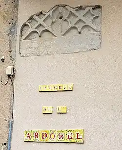 Pierres issues de l'abbaye et incluses dans la salle des fêtes d'Augmontel.