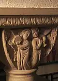 Chapiteau de la crypte de la chapelle. Anges musiciens.