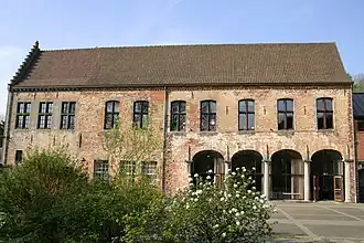 L’abbaye Saint-Denis-en-Broqueroie.