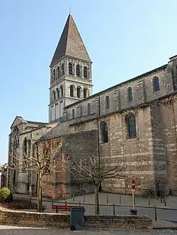 Côté nord : la tour du transept.