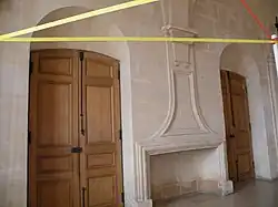 La cheminée sur le mur sud.