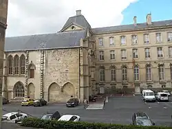 Depuis la cour sud ; raccord avec la salle des Gardes.
