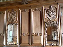 Détail des lambris de l'armoire.