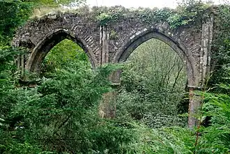 Arches gothiques de l'intérieur de l'église.