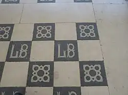 Pavement avec les initiales de Louise de Bourbon.