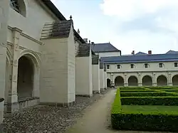 Au premier plan, l'aile sud, plus ancienne.