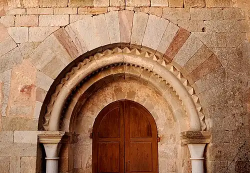 L'arc de la porte de la salle capitulaire.
