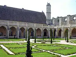 Photographie moderne du cloître de Royaumont et de son jardin.