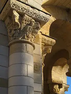  Vue rapprochée d'un des chapiteaux de la tour-porche consacrés à l'Apocalypse de l'abbaye de Saint-Benoît-sur-Loire