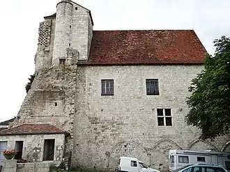 Le château abbatial et les vestiges de la galerie ouest du cloître.
