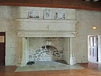 Une cheminée du château abbatial.