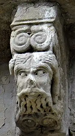 Modillon à tête d'homme barbu.
