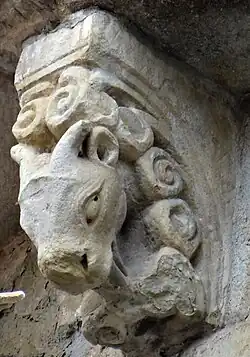 Modillon à tête de bovin.