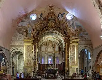 Chœur, baldaquin et maître autel de l'église.