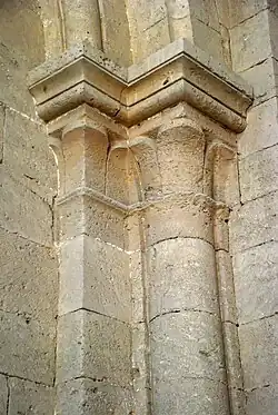 Chapiteaux à feuilles d'eau.