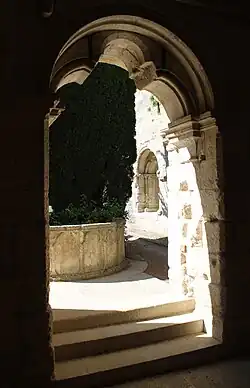Porte d'accès au lavabo.