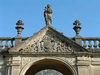 Fronton de l'entrée.