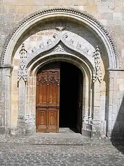 Le porche de l’église abbatiale.
