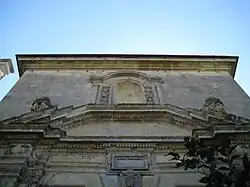 Détail depuis l'allée menant à l'abbaye (façade nord).