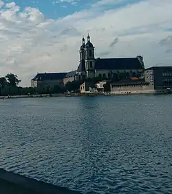 Abbatiale vue depuis la rive gauche.