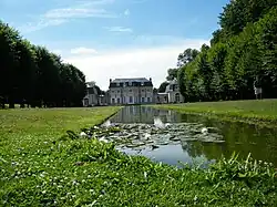 Perspective et miroir d'eau.