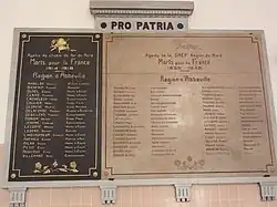 Plaques à la mémoire des cheminots abbevillois morts pendant les deux conflits mondiaux, sur un mur à l'intérieur de la gare.