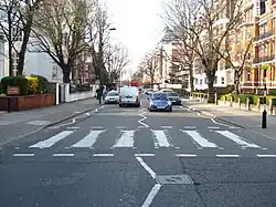 Passage piéton sur Abbey Road (Londres) aujourd’hui filmé 24 heures sur 24 par une EarthCam&nbsp;(en) (lien).