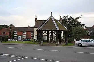 Photo d'un édicule situé au bord d'une route goudronnée