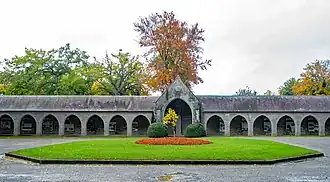 Le portique et les arcades érigés en 1925.