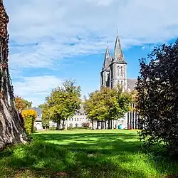 L'esplanade devant l'abbaye