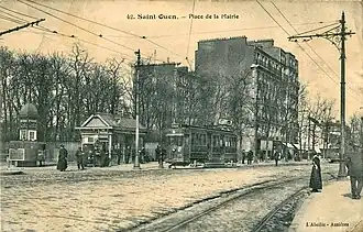 Tramway no&nbsp;103 devant l'aubette de la station Mairie de Saint-Ouen.
