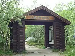 Portail en bois marquant le début du Kungsleden, dans le parc d'Abisko