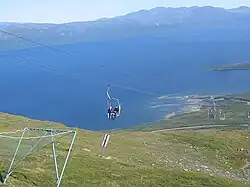 Le télésiège d'Abisko, avec au fond le lac Torneträsk et le delta