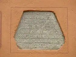 Pierre écrite encastrée dans un mur