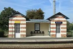 L'abri du quai direction Nantes qui fait face au bâtiment voyageurs.