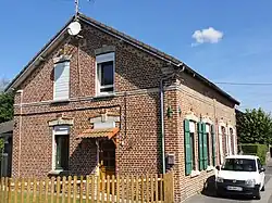 Des habitations groupées par deux.