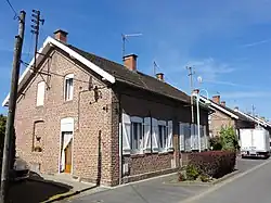 Des habitations groupées par deux.