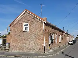 Des habitations groupées par deux ayant l'apparence de corons.