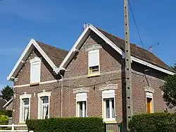 Des habitations groupées par deux.