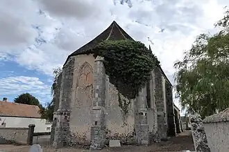 Chevet envahi par le lierre.