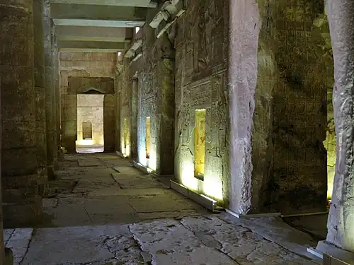 Entrée des chapelles de Rê, Ptah et Séthi et au fond sur le complexe de Néfertoum-Sokar.