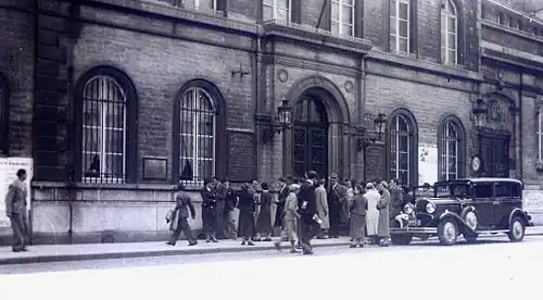 Photographie montrant un groupe d'étudiants devant un bâtiment.