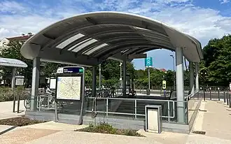 L'accès no&nbsp;3 « Rue Aristide Maillol » pour rejoindre le quai direction Paris.