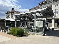 L'accès no&nbsp;3 « Rue Aristide Maillol » pour rejoindre le quai direction Marne-la-Vallée.