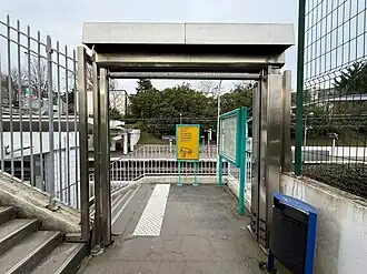L'accès no&nbsp;3 « Avenue Ernest Lombart » vers le quai en direction vers Paris.