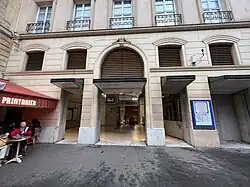 Accès par la place Georges-Berry.